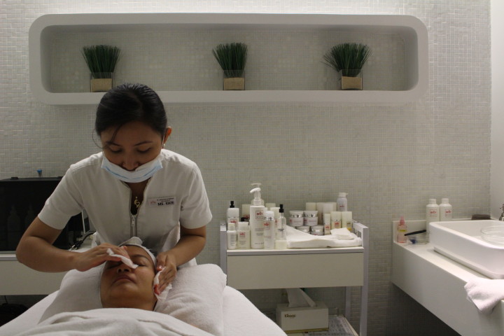 acie fores at skinlux facial