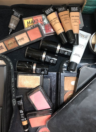 https://aciefores.com/wp-content/uploads/2022/06/makeup-bag-400x550.jpg